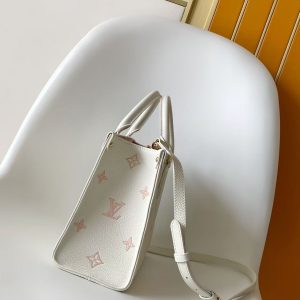 Alternative view of p640M28313 Pink Top-Tier Authentic Dynamic 163 This OnTheGo small handbag reimagines the brand's iconic Monogram Empreinte leather, outlining the pattern's contours in matching tones.Detachable metal chain accents add a touch of sparkle, while the striped fabric lining exudes elegance. The removable shoulder strap allows for versatile carrying options. Dimensions: 25 × 19 × 11.5 cm